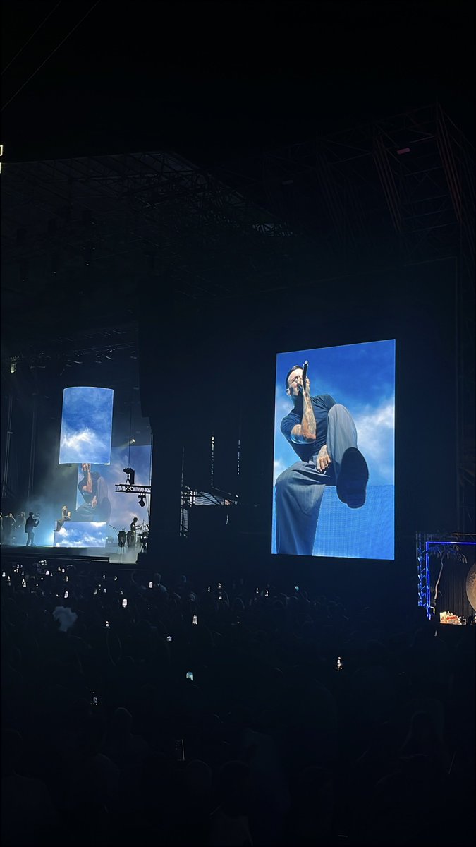 silkyfall's tweet photo. Oficialmente vi en vivo a unos de mis cantantes favoritos de toda la vida, gracias a mi pareja, con él lo he disfrutado el doble💛 https://t.co/Pg0LUZqT9q