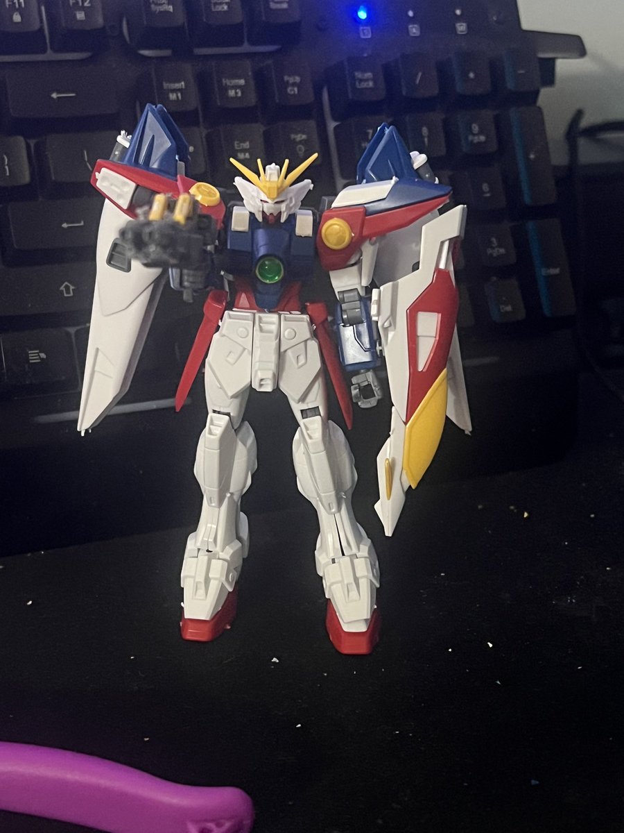 LVGGAMINGEXP's tweet image. Annnnd done. Spent $18 on this, and it definitely feels like it. Pieces kept falling off, stickers won’t stick, and I didn’t realize how small it was too! 

Still fun tho, think I might do Epyon next! #Gundammodelkit #Gunpla #WingZero #MobileSuitGundamWing #BANDAI