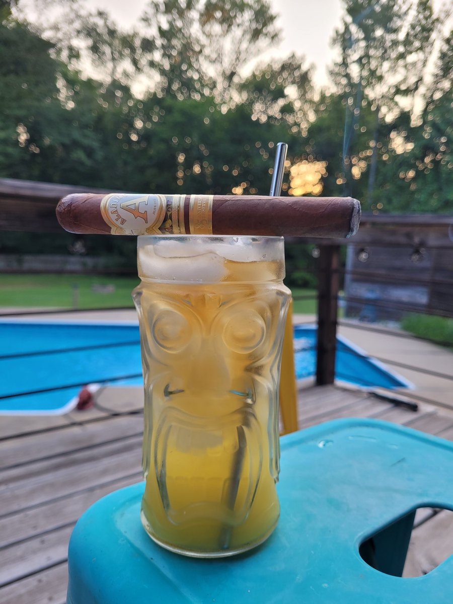 Playing hurt, but still chasing Sunset!
👍💨🍹☀️👀