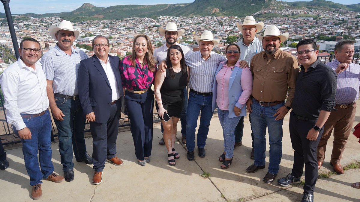 MarioVzqzR's tweet image. Donde hay municipios fuertes, hay gobiernos que responden. 💙

Nos reunimos con alcaldes y alcaldesas de Chihuahua para una causa común: construir gobiernos locales más sólidos, justos y eficaces. 🤝