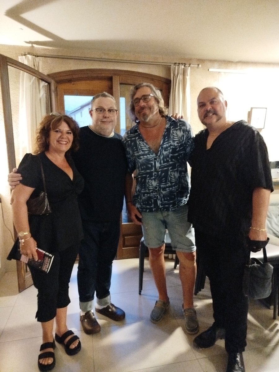 Magnífica cena, magnífica presentación y magnífica velada. 
Cómo los hermanos Javier y Alberto hacen de La Fábrica de Solfa un lugar distinto, entrañable y maravilloso.
<a href="/JaviSolfa/">Javi Moragrega</a> 
<a href="/MiquiPuig/">Miqui Puig</a> 
<a href="/Justoconde1964/">Justo Conde Villar</a>