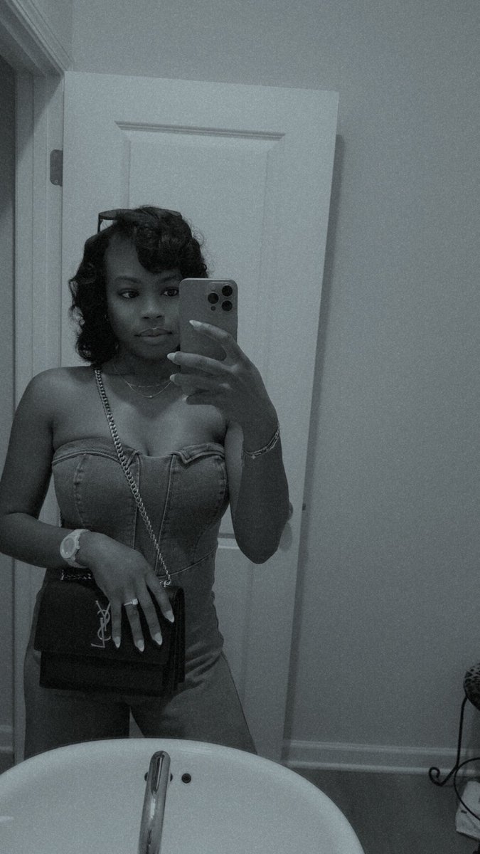 _MooreD_'s tweet image. In my world… minding my business 🫶🏾