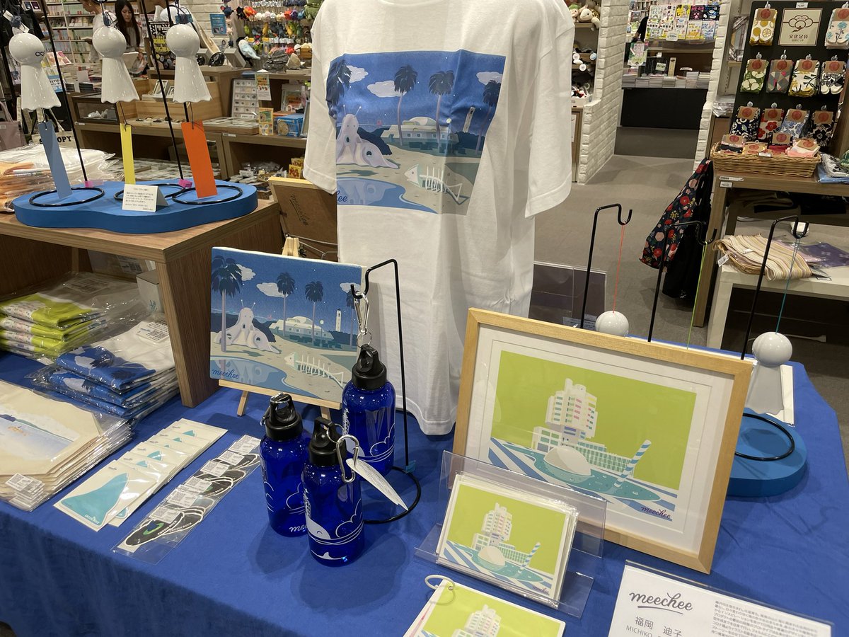 yurindo_shonan's tweet photo. 【フェア】只今、有隣堂テラスモール湘南店、中央DoLifeにおきまして、地元湘南のアーティスト #meechee さんのPOP UPを開催中！！懐かしくも幻想的なイラストです。 https://t.co/Zqn3e2EVup
