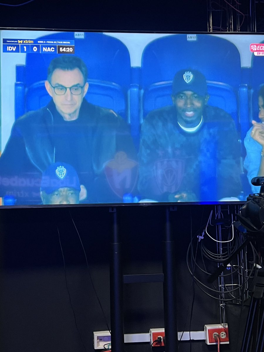 Willian Pacho presente en el partido de <a href="/IDV_EC/">Independiente del Valle</a> junto a Michelle Deller 👏