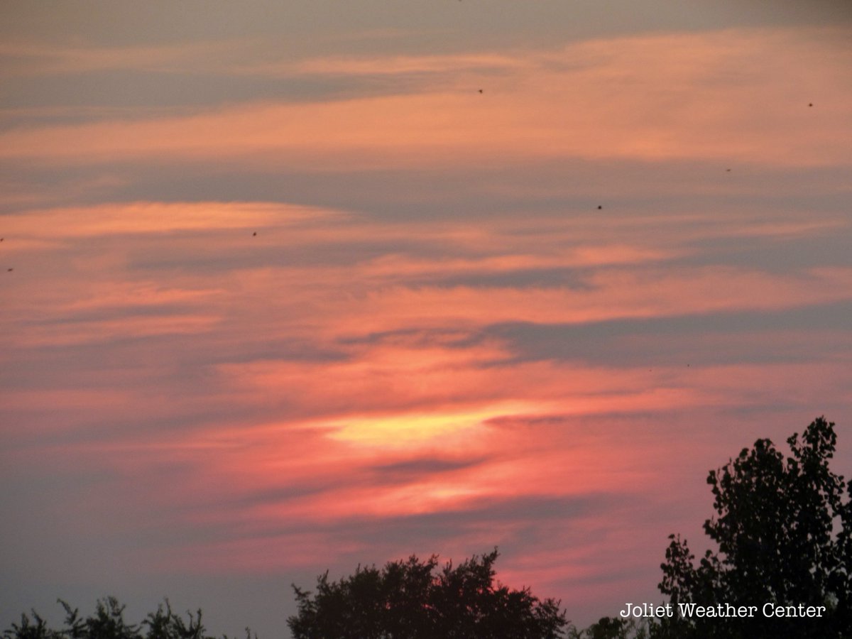 Another vibrant sunset over Joliet this evening due to the smoke from Canadian wildfires. #ilwx