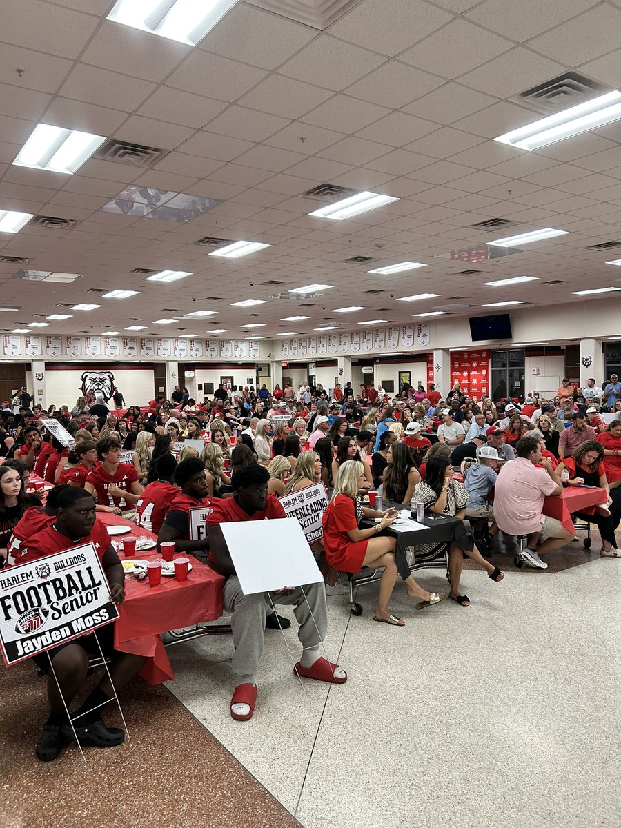 Thank you to everyone that showed up to support our young men and women at our 1st scrimmage last night (Dogs win 33-24!) and this evening’s Dog Night 2025! The 2025 season is officially underway!

#AboveTheLine #DogCoalition #WeAreHarlem