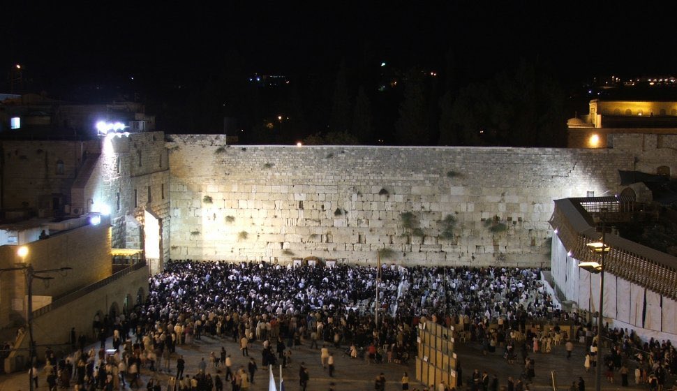philippemeyer92's tweet photo. Ce soir débute le jour le plus triste du calendrier juif, le #9av. Jour de deuil et de jeûne, nous commémorons la destruction du 1er Temple de #Jérusalem et de tant de tragédies du peuple juif.
En nous rappelant de nos souffrances, nos pensées sont tournées vers les otages israéliens détenus à Gaza. Leur cauchemar depuis 666 jours nous hante.
La leçon de l’Histoire résonne cette année plus que jamais : le peuple juif a toujours survécu à ses ennemis. Résilience et espoir.
#tichaveav #9a7ba 🎗️