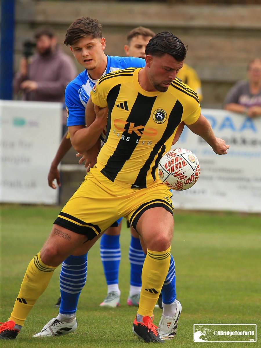 One of the biggest battles today in the #FACup during the local clash between ⁦<a href="/HullbridgeFC/">Hullbridge Sports FC</a>⁩ and ⁦<a href="/BasUtdFC/">Basildon United Football Club 🐝</a>⁩ .

#SupportLocalFootball ⁦<a href="/EmiratesFACup/">Emirates FA Cup</a>⁩ #hullbridge
