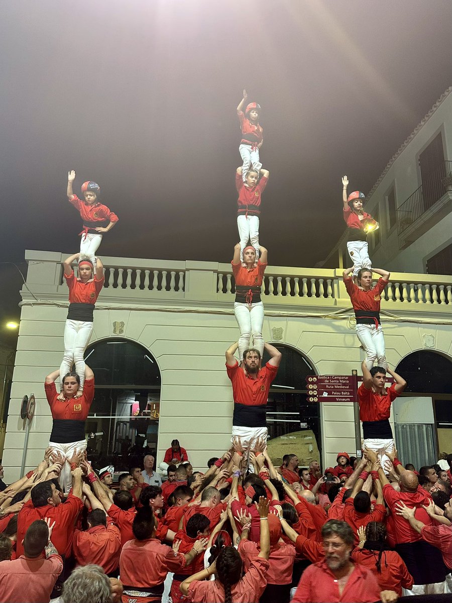 Finalitzem la diada descarregant el vd5!!

#ADNperlahistòria #SentimMàrtirsStreet #VILAFRANCAVERMELLA #castells