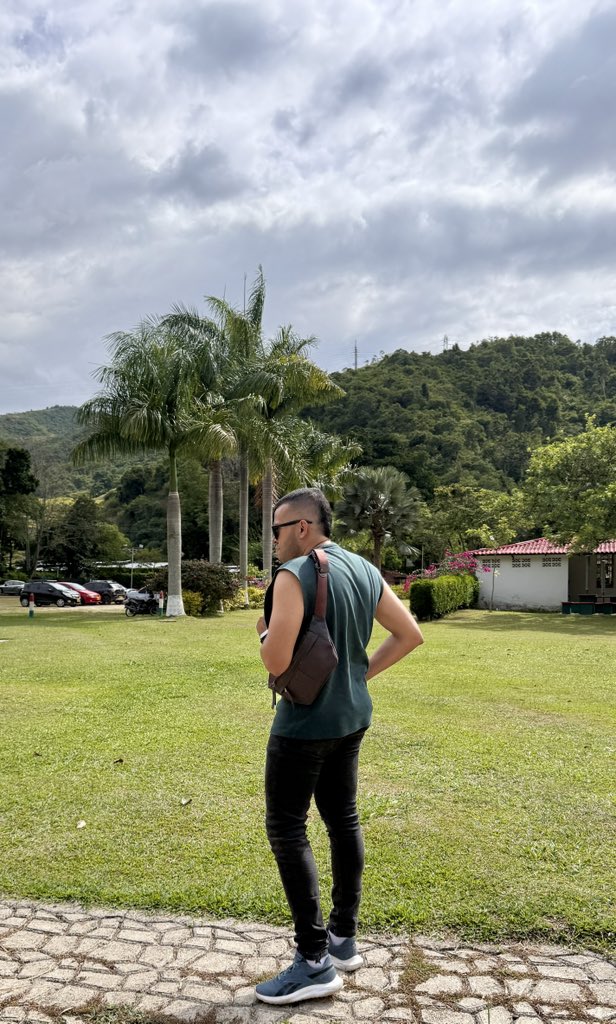 jcamiloalsina's tweet photo. Hoy me levanté contento… me levanté feliz 😏 https://t.co/ynIMWhEFE6