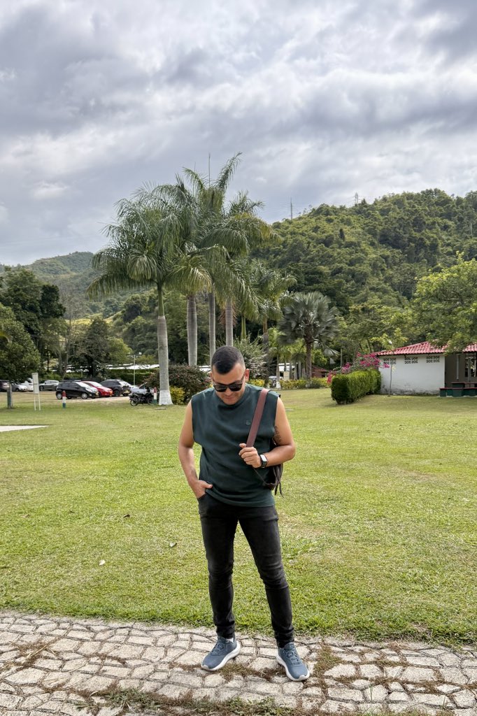 jcamiloalsina's tweet photo. Hoy me levanté contento… me levanté feliz 😏 https://t.co/ynIMWhEFE6
