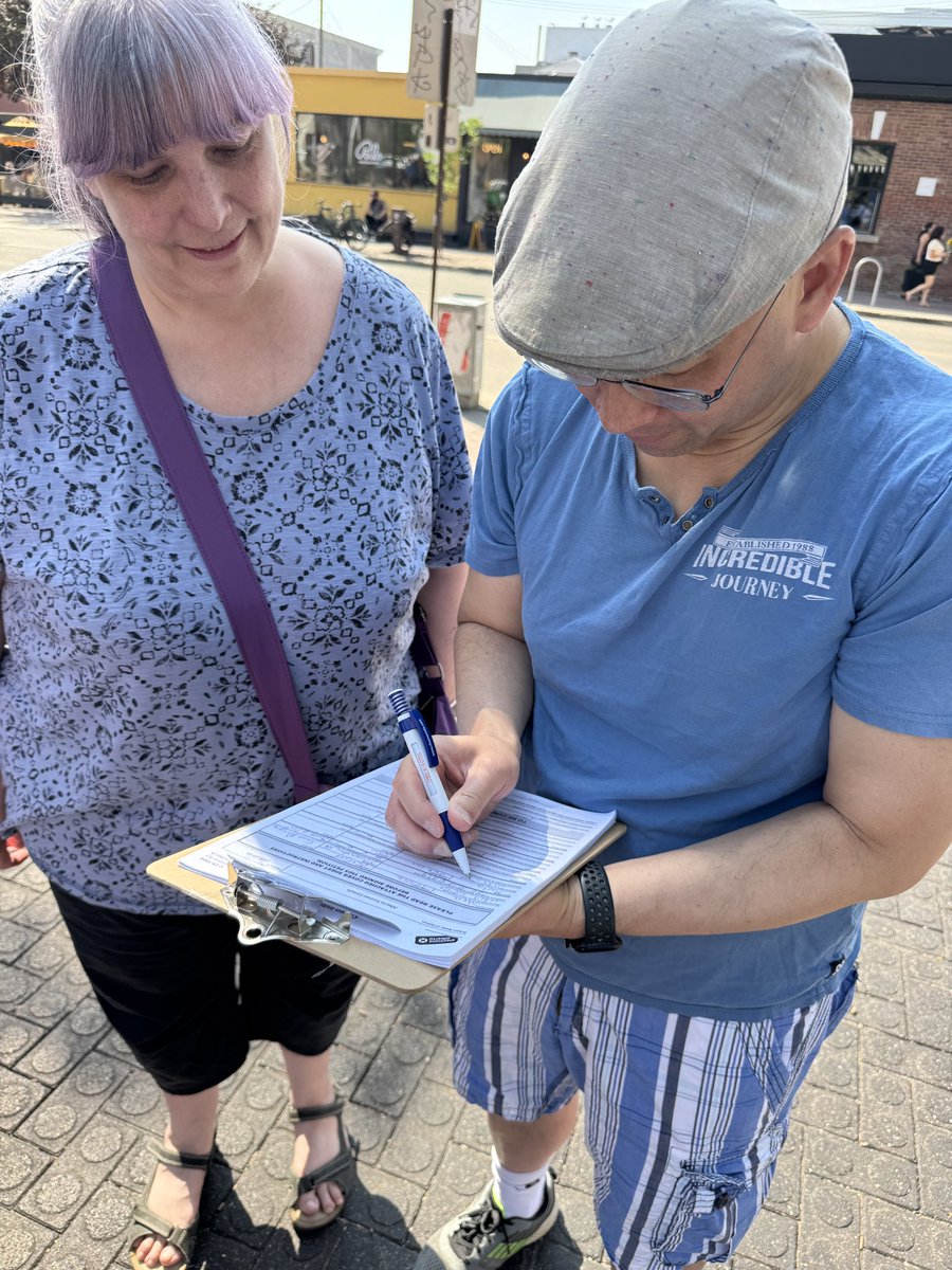 SerenaCMah's tweet image. Many friends stopped by the #ForeverCanadian campaign to volunteer as signature collectors and to add  their signature! Let’s keep  Alberta in Canada. 🙏 @AndrewKnack @doniveson 
@gilmcgowan  @Marty_Chan 
 @LukaszukAB leading the charge. #ableg @abpoli #cdnpoli #Petition