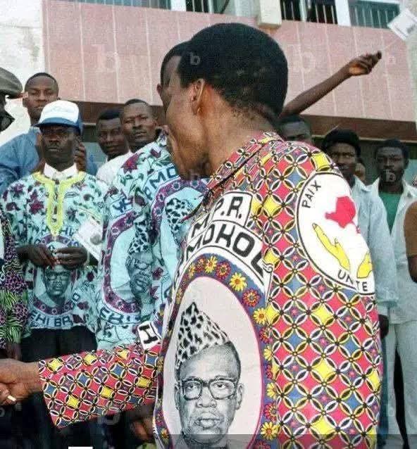 TimTshao2015's tweet image. #DE_MOBUTU_À_TSHISEKEDI
Il s&apos;agit des appartements d&apos;un même immeuble. Étienne Tshisekedi était le premier fervent #Mobutiste.
Rien d&apos;étonnant de voir son fils @fatshi13_ sur les traces de ses parents. Aucune vision ni ambitions de grandeur pour la RDC.Ça va s&apos;arrêter d&apos;ici-là.