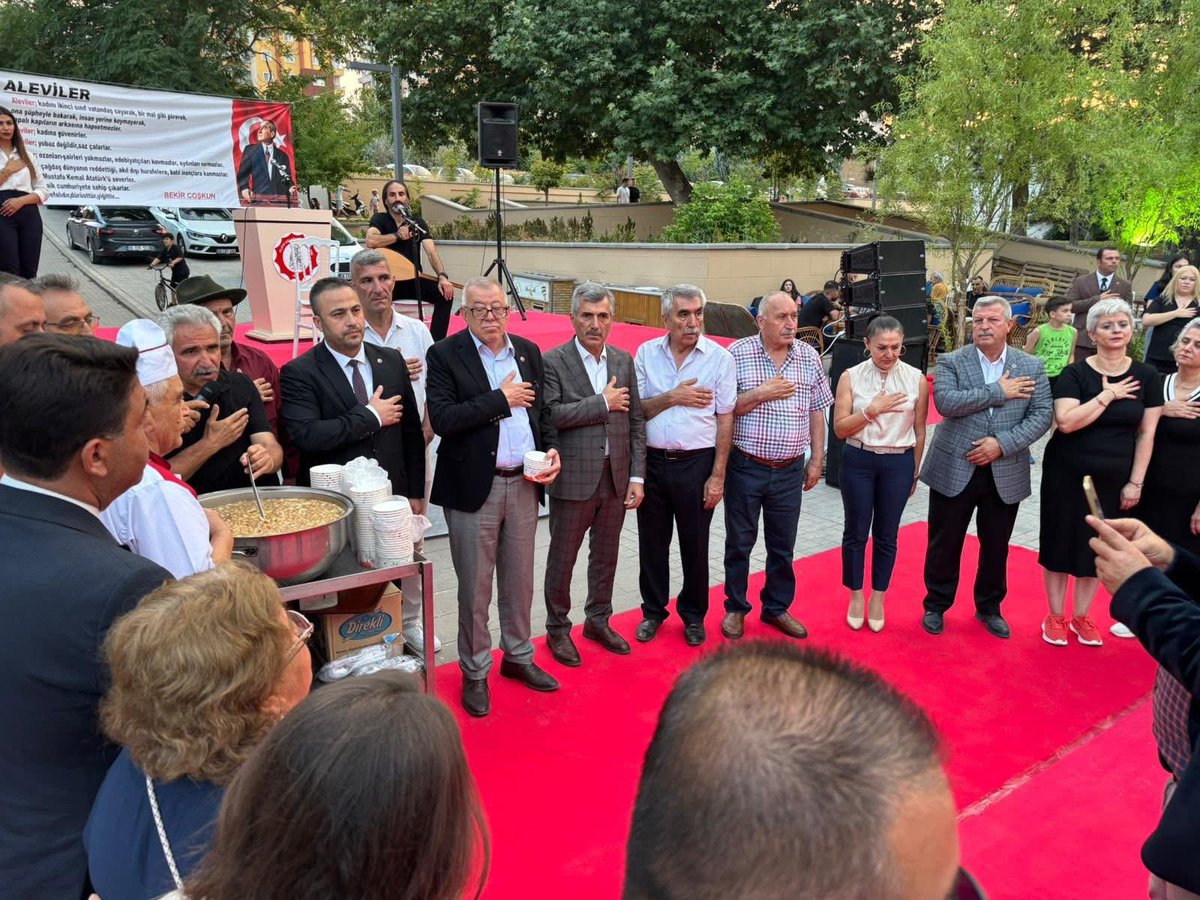 Alevi Kültür Dernekleri Kırıkkale Şubesi Başkanı Kenan Yusuf Bayraktar Bey’in ev sahipliğinde düzenlenen programa katılım sağladım.
📍Genel Başkanımız Sayın Devlet Bahçeli Beyfendi’nin ifadesiyle:
🔹 “Alevi’siyle, Sünni’siyle; Türk milletiyiz, biriz, beraberiz, kardeşiz.’’