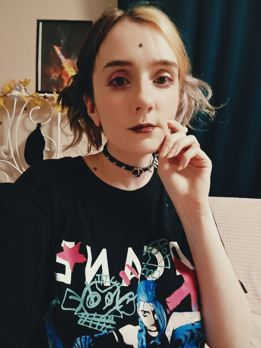 Пыталась нарисовать эгёсаль, но пока плохо получается. Но я буду пытаться снова! 

А черное масло для губ за три сотки с вб ужасно плешивет, но возможно это матовая помада под ним расстаяла, но вообще что я ожидала от него? Хотя бы реально затемняет, кек