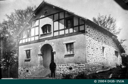 Casa forestal de Altube, Álava. Se encuentra en ruinas hace mucho tiempo. 
Se llamó la Casa del Miedo debido a su aislamiento en medio del bosque. 

📷 Fototeca forestal INIA.