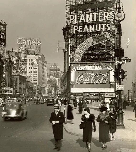 HistoryUnd's tweet photo. Times Square, New York City 1936 https://t.co/C3N9YjoZIJ