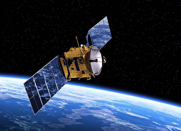 Los satélites no están en el “espacio”, sino en capas altas de la atmósfera o en globos estratosféricos, y lo del “espacio exterior” es parte de una gran estafa. Las imágenes del espacio son CGI, no fotos reales. Eso es un hecho documentado por las propias agencias espaciales 😉