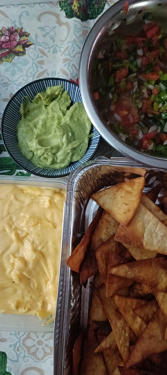 Isa_LdP's tweet photo. Lo malo de saber que hacer nachos, pico de gallo, guacamole y salsa de queso es tan sumamente fácil, es que lo haría todos los días de mi vida. https://t.co/OX3Cj6Vc7D