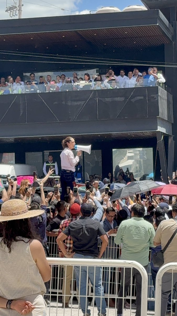 Así reciben en Guanajuato a la presidenta <a href="/Claudiashein/">Claudia Sheinbaum Pardo</a> al llegar a supervisar el próximo hospital de <a href="/Tu_IMSS/">IMSS </a>.

La presidenta del pueblo <a href="/Claudiashein/">Claudia Sheinbaum Pardo</a> 💜