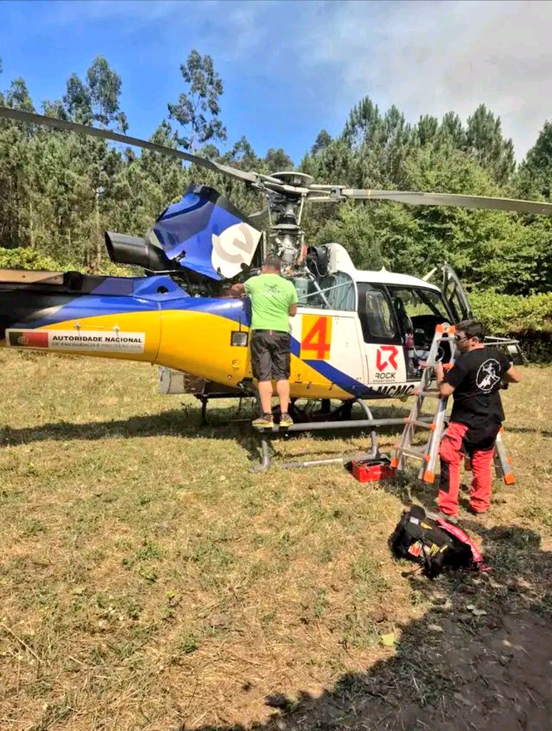 #IncidenteAéreo de #Eurocopter #AS350B3 #Ecureuil (I-MCMC) de #Elitellina operando para Autoridade Nacional De Portugal durante un #incendioforestal en un bosque de #ArcosDeValdevez, #Portugal 🇵🇹. Golpeó con una pala unas ramas al aterrizar en #SãoJorge. Sin heridos. 30-07-25