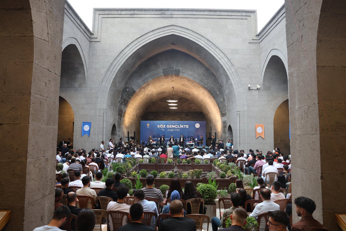 Heyecan da AK Gençlik’te, bitmeyen enerji de! 😊

Genel Başkan Vekilimiz Sayın Mustafa Elitaş ve Gençlik Kolları Genel Başkanımız Sayın Yusuf İbiş’in katılımıyla, gençlerimizle birlikte “Söz Gençlikte” programını gerçekleştirdik. Unutulmaz bir buluşma oldu; enerji, coşku ve