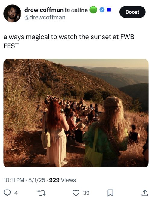 FWB Fest 2025落日，众多人群聚集在山坡上