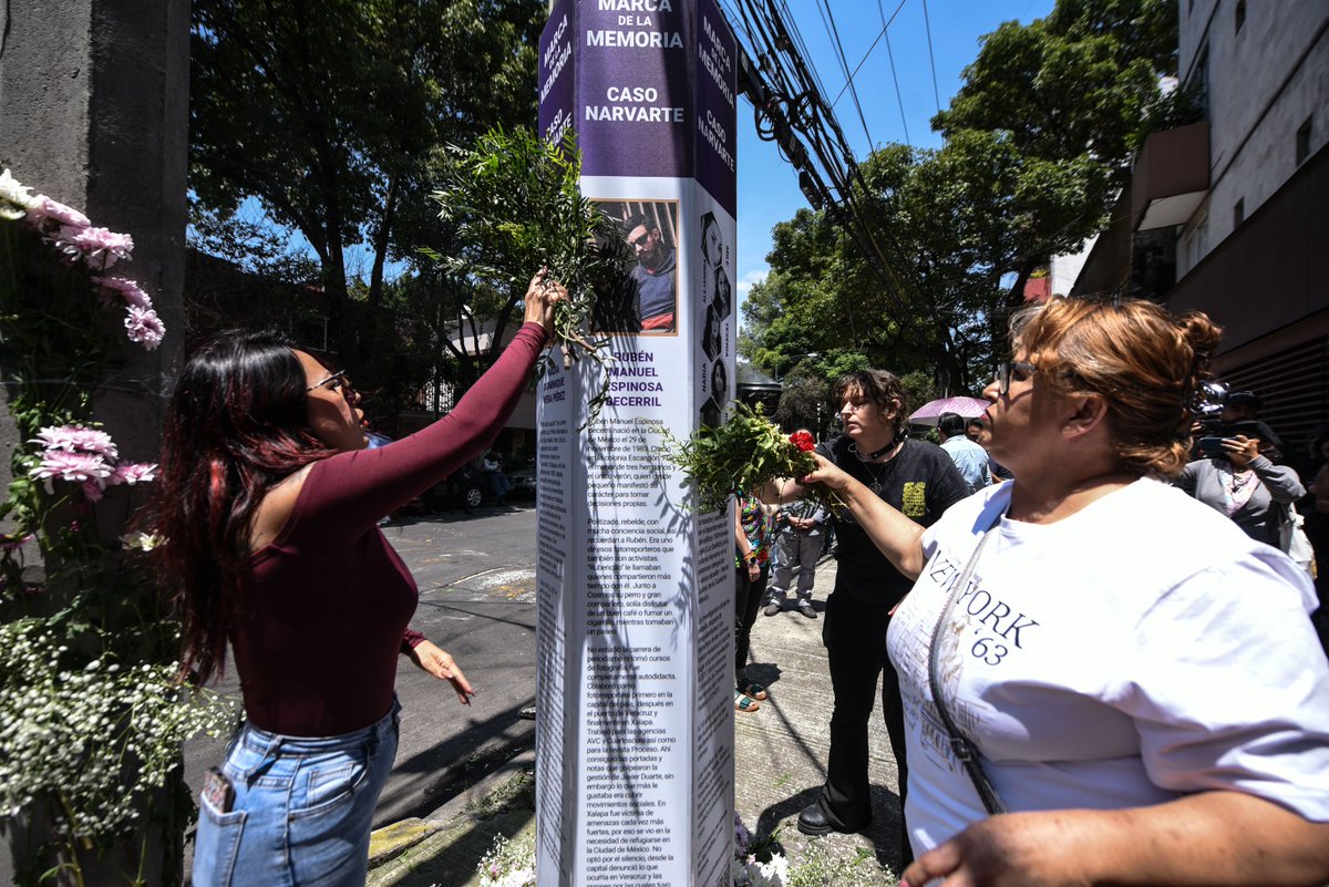 Familiares, activistas y periodistas protestaron e inauguraron un memorial  a 10 años del multifeminicidio y multihomicidio de Ruben Espinosa, Mile Virginia Martín, Nadia Vera, Alejandra Negrete y Yesenia Quiroz en la calle Luz Saviñón 1909 en la Col. Narvarte.
Fotos: <a href="/alexmelon/">Alejandro Meléndez @alexmelon.bsky.social</a>