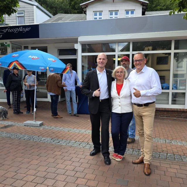 Das nächste Abgeordnetenbüro ist eröffnet! Zu Gast bei <a href="/KerstinMdB/">Kerstin Przygodda, MdB</a> , die mitten in Malente ihr Büro eingeweiht hat - ebenerdig! Ein sehr schönes Büro in einem sympathischen Örtchen in meiner alten Heimat Ostholstein. Auch <a href="/M_Reichardt_AfD/">Martin Reichardt, MdB</a>  (Mitglied des Bundesvorstands und