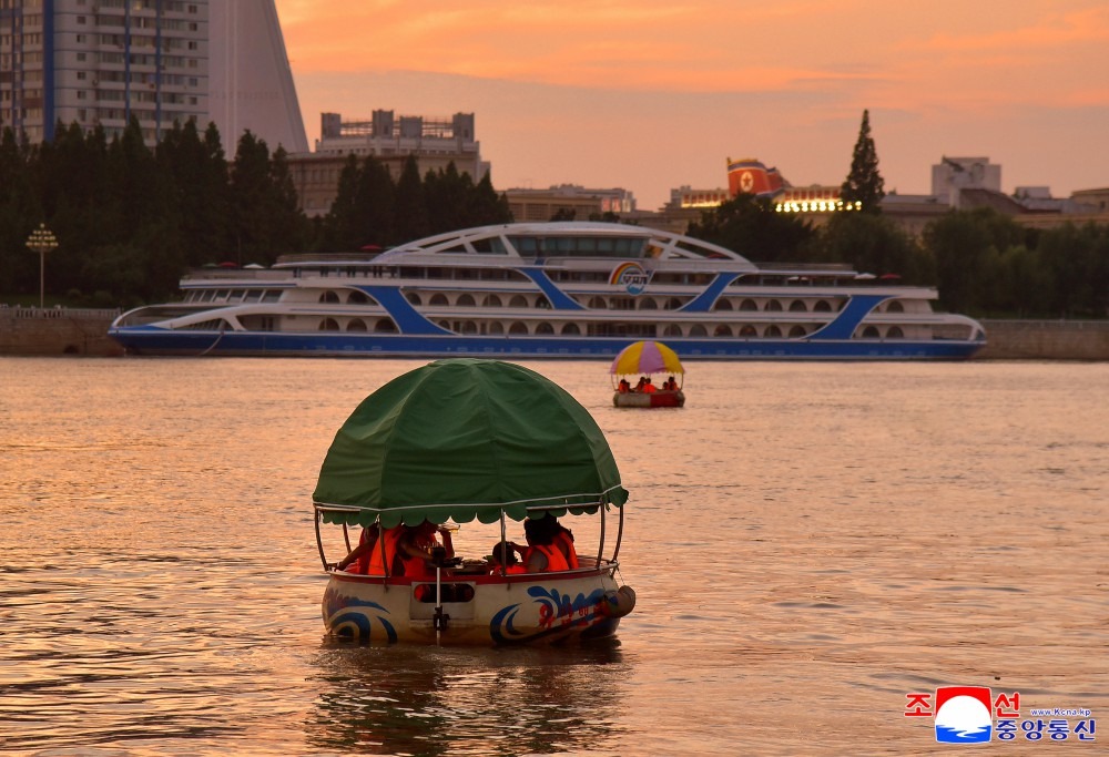KDHC'deki vatandaşlar Taedong Nehri üzerindeki gemi seyahatleriyle yaz ayının keyfini çıkarıyor. 
Citizens in the DPRK are enjoying the summer with cruises on the Taedong River.