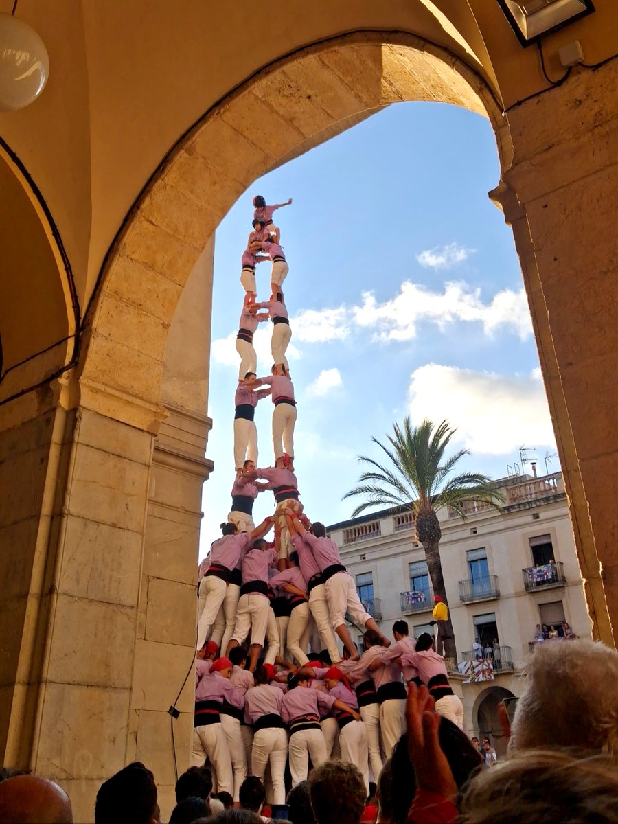 JoveDeTarragona's tweet photo. 🍆 Pam, pam, pam, patapam! Si l'agost comença així, no ens podem imaginar com acabarà...

🔝 Les Neus de Vilanova van veure les primeres manilles, per partida doble, de la temporada: pd4cam, 3d9f, 2d9fm, 4d9f, pd8fm, 4pd4.

Ara, fem que això no pari!

📸 Júlia Marta

#TotElQueCompartim #castells