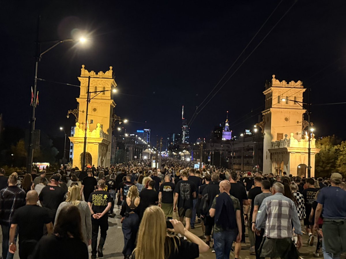 kam__go's tweet image. A w Warszawie znowu jakieś protesty i manifestacje. Jak na razie pokojowo 🤘