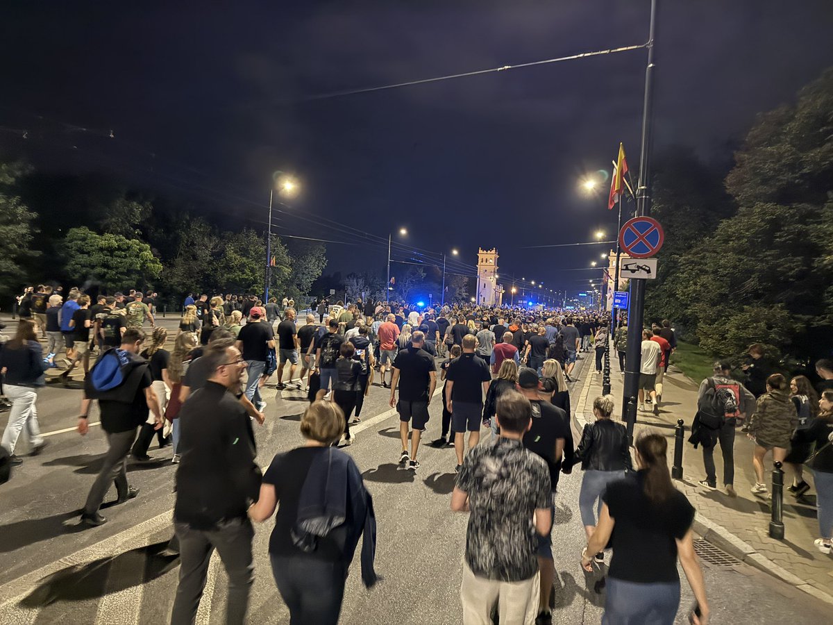 kam__go's tweet image. A w Warszawie znowu jakieś protesty i manifestacje. Jak na razie pokojowo 🤘