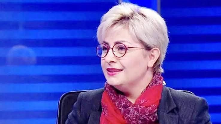 Kendisini ODTÜ mezunu gibi tanıtarak sahte doçentlik belgesiyle Aksaray Üniversitesi'nde profesör olan ancak sonradan lise mezunu olduğu tespit edilen Zehra Zülal Laçin'in yalnızca 1 yıl 3 ay hapis cezası aldığı ve cezasının geri bırakıldığı ortaya çıktı.