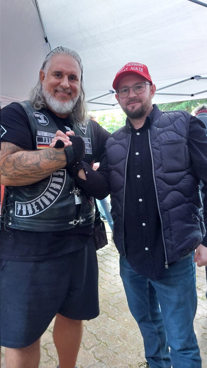 Freut mich für Mark Forster, dass er sich mit seinem Vater vertragen hat. Hoffentlich radikalisiert er ihn nicht zu sehr.