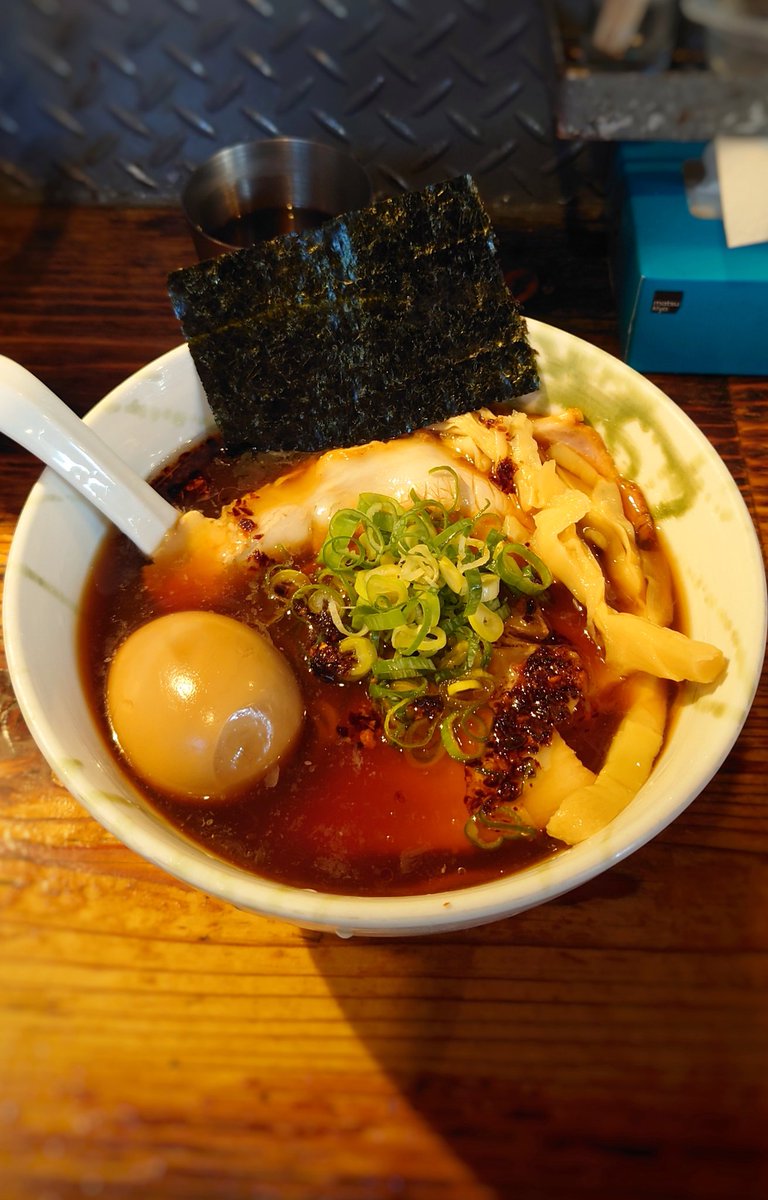啜磨専科
『濃冷やしらーめん正油』

冷やしは続くよどこまでも
ｷﾝｷﾝに冷えてやがる
ｶﾞﾂﾝと醤油濃いめのｽｰﾌﾟ
でも塩っぱくなくてうめぇ❤
ｺｼのある麺とよく合う❤
ｽｰﾌﾟはｷﾝｷﾝだけど
あったかい笑顔で
迎えてくれる店主さん
いつもありがとうございます✨
ごちそうさまでした☺️