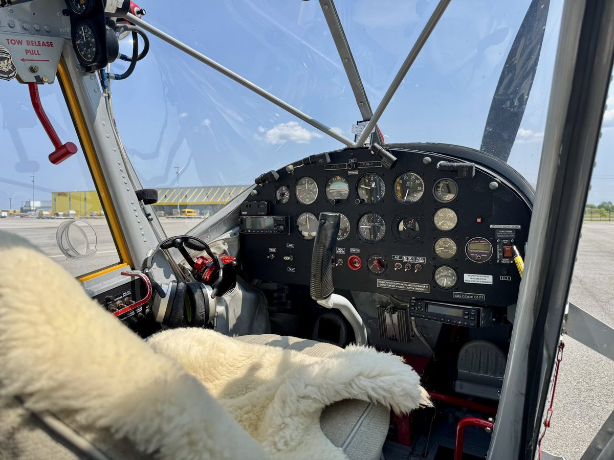 DavidartHills's tweet image. A nice looking Cessna L-19 Bird Dog in that flew with, and has been restored in @CanadianArmy markings.
#avgeek