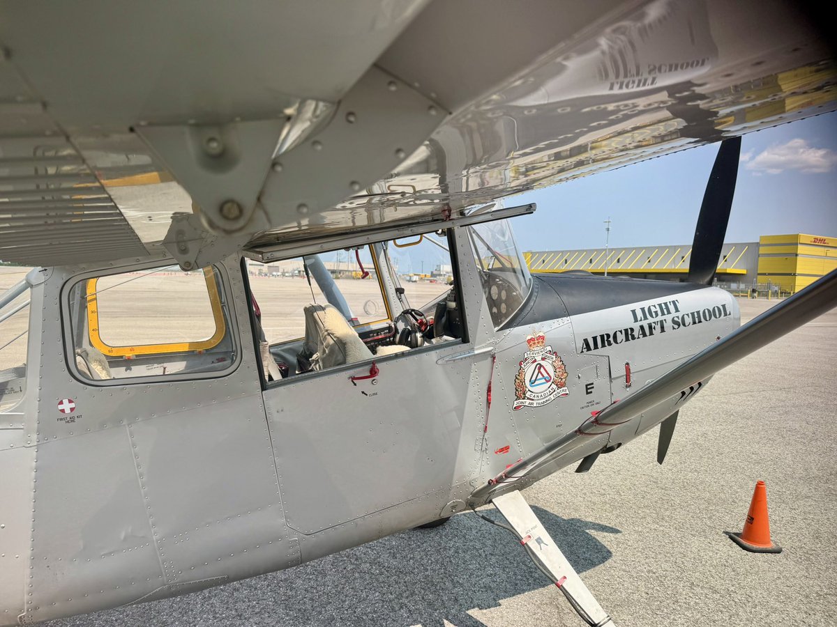 DavidartHills's tweet image. A nice looking Cessna L-19 Bird Dog in that flew with, and has been restored in @CanadianArmy markings.
#avgeek