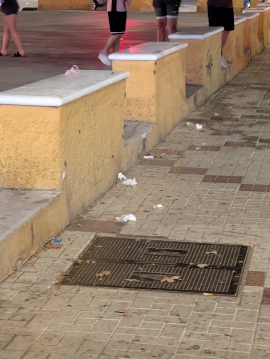 Yo-ho (@yoho49544191) on Twitter photo <a href="/JaviGM1989/">Javier GM</a> <a href="/ParqueDelOeste_/">Parque del Oeste Málaga</a> <a href="/LimasamOficial/">Limpieza de Málaga</a> <a href="/pacodelatorrep/">Paco de la Torre</a> <a href="/juancgiardin/">Juan Carlos Giardin</a> <a href="/fjpomares/">Paco Pomares</a> Hace un rato frente a la heladería D'Lorenzo en Av Europa, como dos docenas de cucarachas subiendo y bajando de los asientos de la plaza <a href="/JaviGM1989/">Javier GM</a> <a href="/ParqueDelOeste_/">Parque del Oeste Málaga</a> <a href="/LimasamOficial/">Limpieza de Málaga</a> <a href="/pacodelatorrep/">Paco de la Torre</a> <a href="/juancgiardin/">Juan Carlos Giardin</a> <a href="/fjpomares/">Paco Pomares</a> Hace un rato frente a la heladería D'Lorenzo en Av Europa, como dos docenas de cucarachas subiendo y bajando de los asientos de la plaza