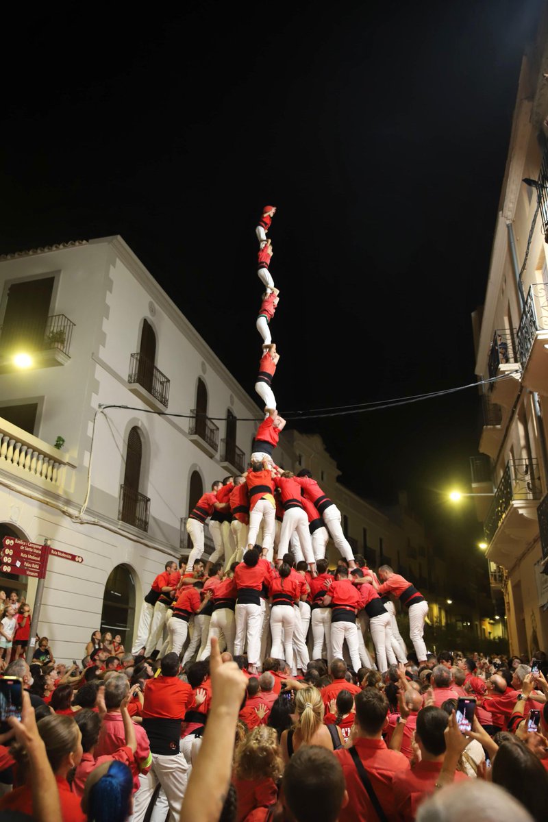 Màrtirs Street, nova plaça de gamma extra a Vilafranca!

I primer pilar de 8 de l'any a Vila.

Gràcies per la diada <a href="/Xicots/">Xicots de Vilafranca</a> i <a href="/CdBCN/">Castellers de Barcelona</a>!

#VilafrancaVermella #castells