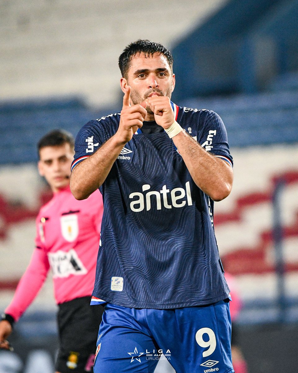 Flojo debut.

2 asistencias y 1 gol.

MAXI nos dará alegrías.