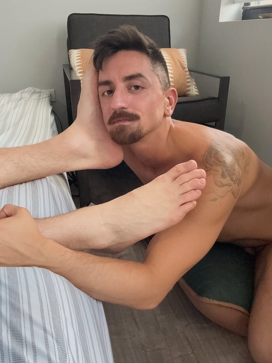 I could worship feet all day… 🦶🏻🛐🦶🏻
