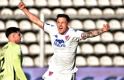 Insólito lo de Héctor Fértoli. Suma 2 goles en 17 partidos con la camiseta de Tigre: ambos frente a San Lorenzo.
⚽️ 10/05/2025 (1-2): Apertura (8vos)
⚽️ 20/08/2025 (1-0): Copa Argentina (8vos)

⚠️ Vale destacar que tuvo un paso por el Ciclón y que no marcó tantos en 19 juegos.