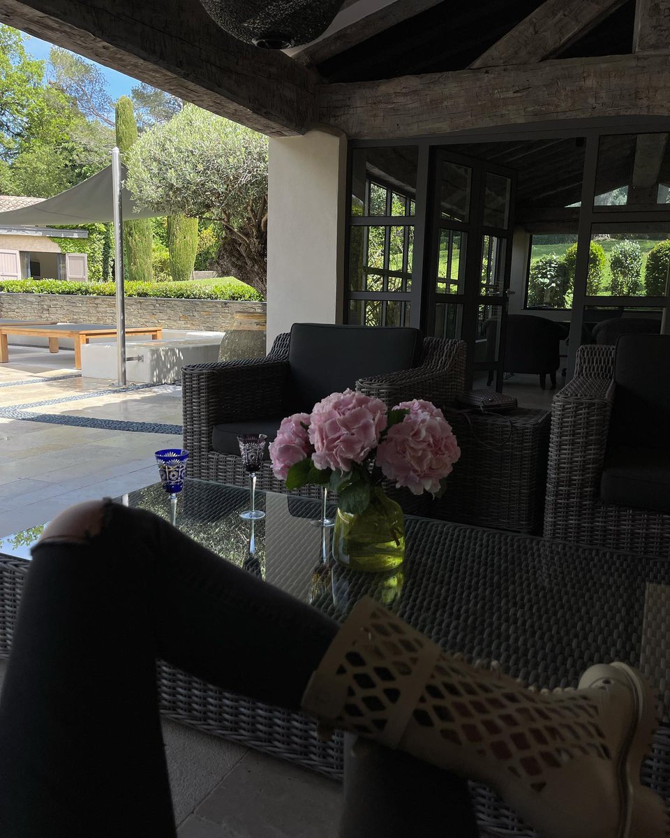 icannotbelieb's tweet image. The perfect fusion of the lush green garden and modern architecture in the distance, a relaxing moment😀😀