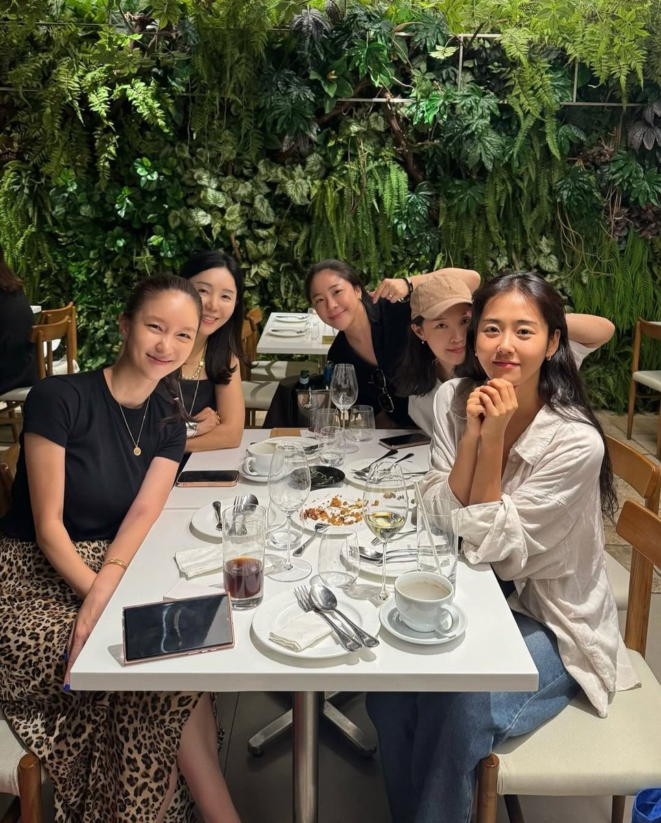 South37033505's tweet photo. 2yoon with friends

#JeonJiyoon #전지윤 #HeoGayoon #2yoon #4minute https://t.co/oCv3tamIMY