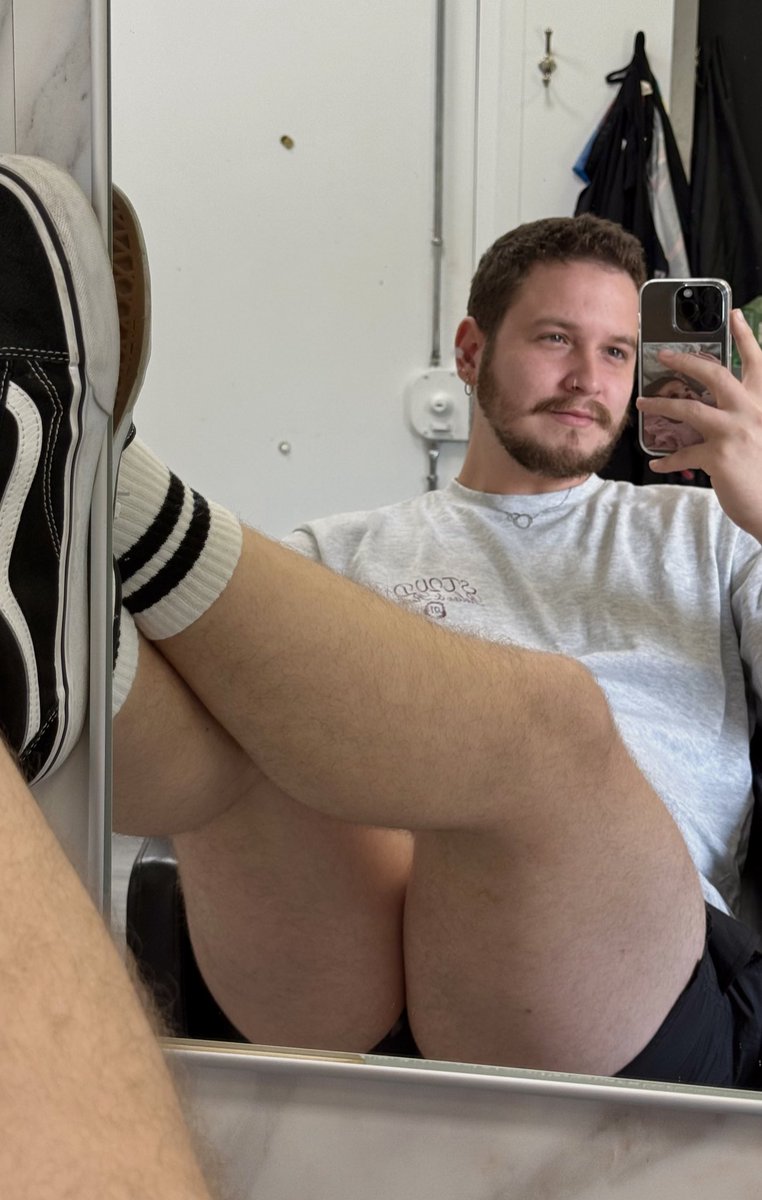 carlousrcc's tweet photo. Así, pero en vez de una pared apoyado en unos hombros  😮‍💨 ¿mucho pedir ? https://t.co/HoPo1WICp4