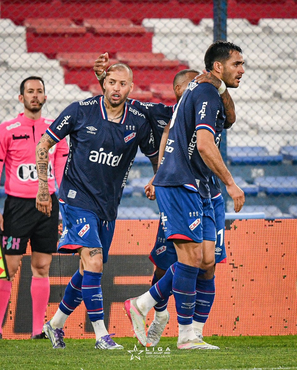 GOLEADA TRICOLOR EN EL GPC

Nacional arrancó el clausura a todo gol frente a MCT.
La dupla Maxi-Diente empezó haciendo estragos y promete mucho al hincha.
Hat trick de Nico López, que se llevó la pelota.
Maxi Gómez aportó dos asistencias y un gol. Partidazo