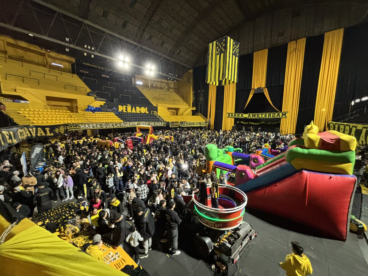 Exitosamente, se volvió a realizar el Día de la Niñez carbonera en el Palacio Peñarol.

Felicitaciones a <a href="/cap_social/">Comisión Asuntos Sociales CAP</a> y Barra Ámsterdam por hacerlo posible y el agradecimiento a todos los hinchas que se acercaron.