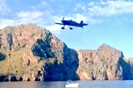 #AccidenteAéreo mortal de #TeamRocket #F4Raider a 100m del Puerto de #Sóller #Mallorca #Baleares #España 🇪🇦 en vuelo acrobático, contra el mar. Restos han sido hallados a 30m de profundidas, no así su único ocupante y piloto. Procedía desde #Binissalem (LEIS). 1 muerto. 02-08-25