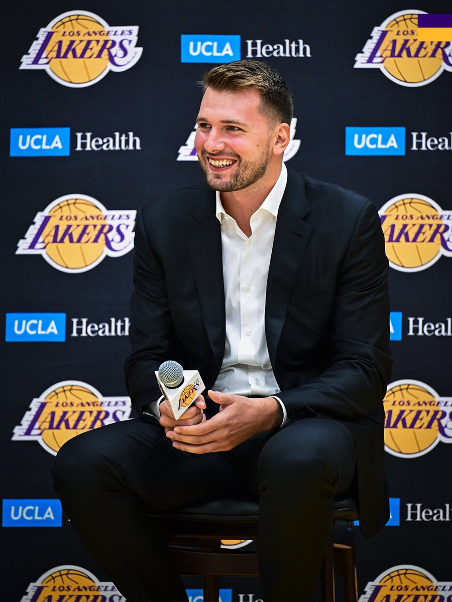 Lakers's tweet image. Yes, this is real life.